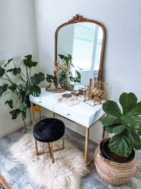 6 tips for a Pinterest-Worthy home - Frank Vinyl Fashion Blogger Vanity Ideas Bedroom, Dressing Room Decor, Vanity Ideas, Dekorasi Kamar Tidur, Bedroom Plants, Vanity Decor, Room Inspiration Bedroom, Room Ideas Bedroom, Beauty Room