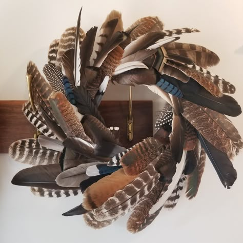 Pheasant Feather Wreath Diy, How To Display Feather Collection, Feather Wreaths Diy, Duck Feather Wreath, Decorating With Turkey Feathers, Feather Wreath Diy How To Make, Turkey Feather Wreath Diy, Feather Display Ideas Diy, Feather Collection Display Ideas