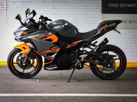 black and orange sports bike parked beside white wall photo – Free Transportation Image on Unsplash Kawasaki Motor, Kawasaki Bikes, Image Moto, Bike Aesthetic, Ninja 300, Motorcycle Aesthetic, Sports Bike, Bike Engine, Bike Photography