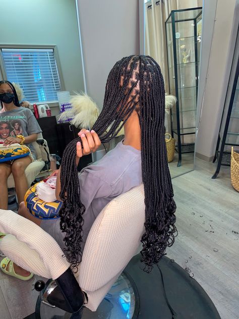 Girl holding up hair small knotless braids color black with curly ends Queen Hairstyles, Curled Hair With Braid, Protective Braids, Curly Braids, Inspo Hair, Braids Ideas, Beautiful Black Hair, Big Box Braids Hairstyles, Feed In Braids Hairstyles