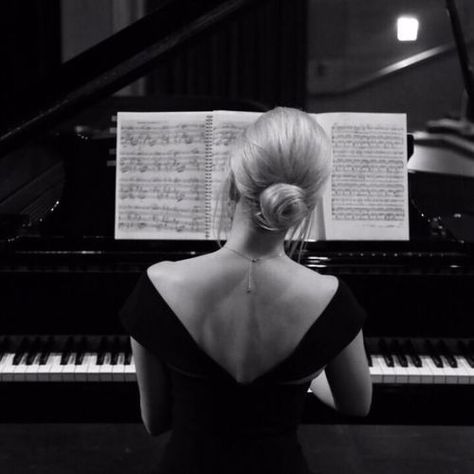 Piano Photoshoot, Piano Photography, Arte Jazz, Piano Girl, Oldenburg, Playing Piano, Live Band, Prayer Board, Music Aesthetic