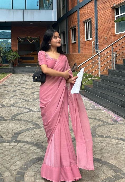 Girlish Saree Look, Saree For Convocation Day, Saree Inspiration For Farewell, Sarees For Farewell Party School, Dusky Pink Saree, Dark Green Saree Aesthetic, Sari For Graduation Day, Simple Saree Aesthetic, Simple Saree For College Function