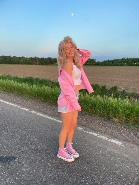 Pink Chucks Outfit, Pink High Top Converse Outfit, Converse Pink Outfit, Pink Converse Outfit Ideas, Hot Pink Converse Outfit, Outfits With Pink Shoes, Pink Converse Outfits, Pink Vans Outfit, Converse Platform Shoes