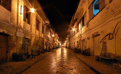 Vigan is best-known for Calle Crisologo, a half-kilometer cobblestone street lined with fine examples of 18th century Filipino-Spanish architecture. Vigan, Vigan Philippines, Philippine Architecture, Filipino Architecture, Philippines Culture, Spanish Architecture, Breathtaking Places, Philippines Travel, House Landscape