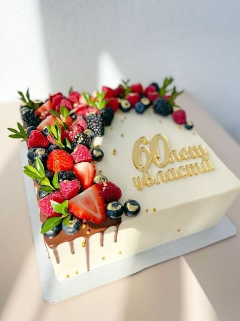 Squared Birthday Cakes, Sheet Cake With Fruit On Top, Fruit Cake Decoration Birthday, Birthday Cake Square Ideas, Strawberry Square Cake, Square Cake Decorating, Fruit Decorated Cake, Square Cake Design Birthdays, Square Cake Decorating Ideas