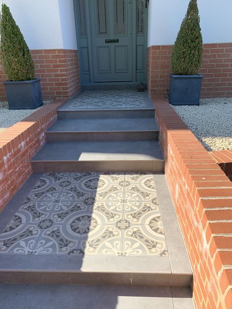 Tiled Porch Floor Entrance Outside, Front Step Tiles, Tile Front Steps, Tiled Front Door Step, Front Door Landing, Doorstep Tiles, Stair Angle, Front Door Step, Porch Extension