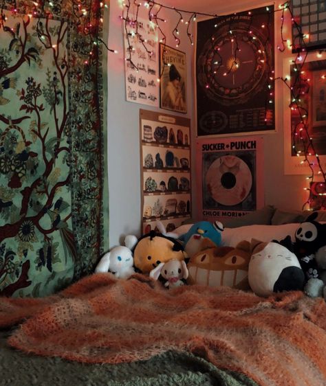 Green Tapestry Bedroom, Ghibli Core Bedroom, Bedroom With Plushies, Ghibli Core Room, Fairy Grunge Room Ideas, Gay Room Aesthetic, Tapestry Room Aesthetic, Fairy Grunge Bedroom, Tapestry Above Bed