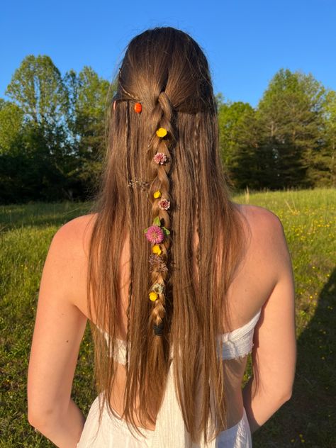 Rapunzel Themed Hairstyle, Rapunzel Costume Hair Ideas, Flowers In Hair Braid, Repunzal Hairstyles, Rapunzel Hair Ideas, Flowers Braided Into Hair, Cottage Core Hair Styles, Rapunzel Hair Aesthetic, Rapunzel Hair Braid