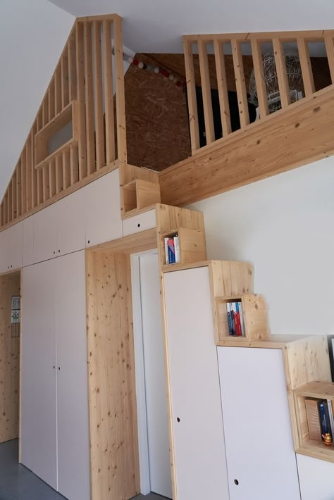 Tiny House Stairs Ideas, Loft Railing, Space Saving Staircase, Tiny Loft, Types Of Stairs, Tiny House Stairs, Loft Stairs, Tiny House Loft, House Loft