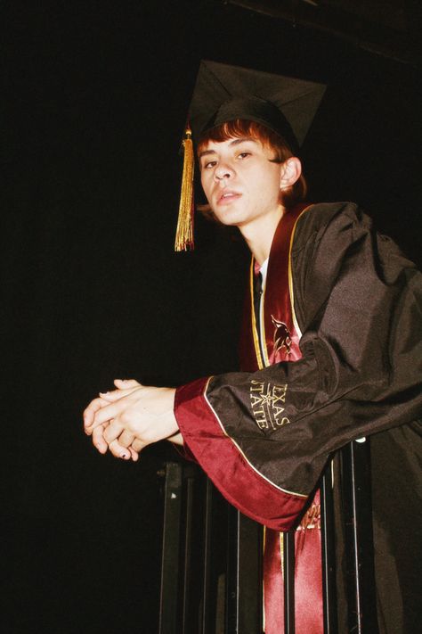 cap, gown, tassle, graduation, senior portraits, texas state university, graduation photos, mullet, photoshoot Texas State University Graduation Photos, Graduation Photo Shoot Ideas, Creative Graduation Pictures, University Graduation Photos, Graduation Pose, College Grad Pictures, Funny Senior Pictures, Linkedin Post, Graduation Pic