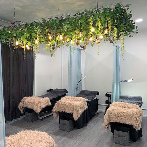 Spa Room Ideas Estheticians Bohemian, Spa Ceiling Design, Esthetics Studio, Aesthetician Room, Boho Spa, Spa Room Ideas Estheticians, Esthetics Business, Salon Goals, Spa Room Ideas