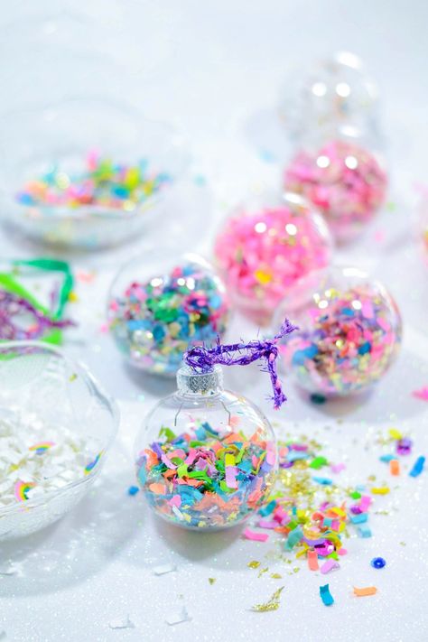 DIY Confetti Holiday Ornaments - The Confetti Bar Christmas Balls Diy, Confetti Ornaments, Holiday Ornaments Diy, Handmade Presents, Confetti Bars, Diy Snow, Diy Confetti, Christmas Homemade, Presents Christmas