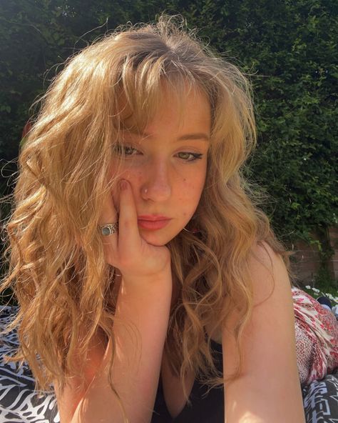 Curly Hair With Light Bangs, Honey Blonde Hair Olive Skin, Long Blonde Curly Hair With Bangs, Medium Blonde Wavy Hair, Blonde Curly Hair With Bangs, Face Framing Shag, Blonde Hair Olive Skin, Strawberry Blonde Curly Hair, Bang Inspiration