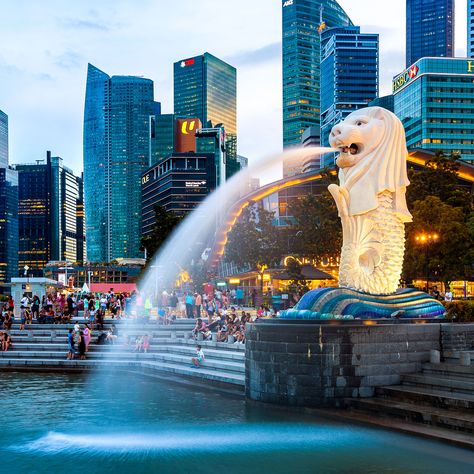 Sadly, one of Singapore’s massive Merlions will be demolished, but others stand proud as the city-state’s most enduring and mythic symbols. Singapore Wallpaper, Aloita Resort, Singapore Aesthetic, Merlion Singapore, Singapore Merlion, Singapore Tour Package, Holiday In Singapore, Singapore Itinerary, Singapore Tour