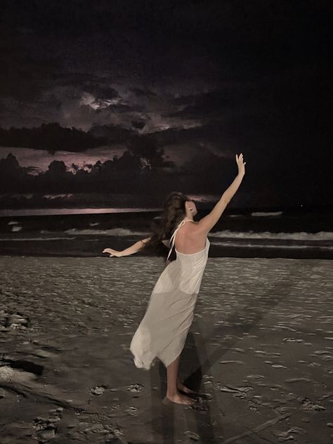 Grungy Beach Aesthetic, Nightime Photoshoot, Nighttime Beach Photoshoot, Night Time Beach Pictures, Pier Photoshoot, Valentina Core, Pier Photos, Pinterest Photoshoot, Belly Summer