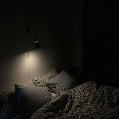 Black Aesthetic Grunge, Dark Room Aesthetic, Bedroom Aesthetic Dark, Dark Bedroom Aesthetic, Dark Bedroom, Dark Room, Night Aesthetic, Bedroom Aesthetic, Aesthetic Bedroom