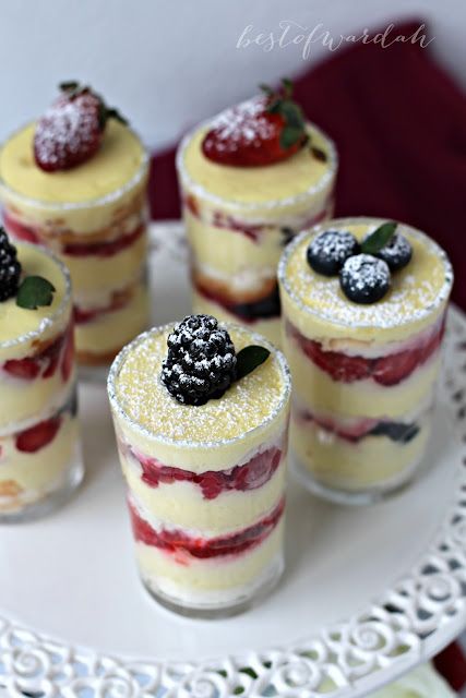 Individual Angel Berry Trifles | Best of Wardah Shooters Recipes, Dessert Shooters Recipes, Mini Trifle, Wedding Buffet Food, Mini Dessert Recipes, Dessert Shooters, Berry Trifle, Mini Dessert Cups, Dessert Items