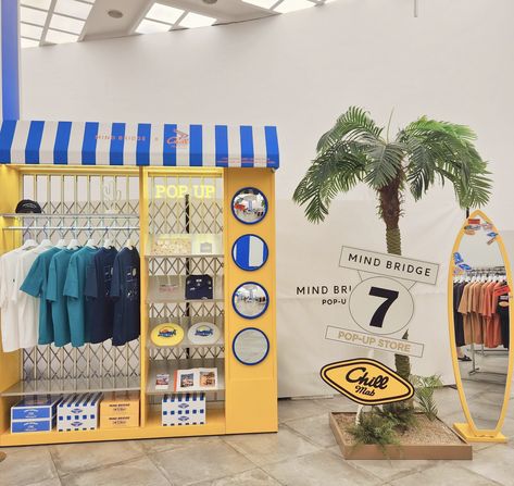 90s Booth Design, Pop Up Store Display Ideas, Pop Up Shop Inspiration, Popup Store Design Ideas, Clothing Pop Up, Retro Supermarket, Popup Store Design, Pop Up Store Concept, Pop Up Shop Design