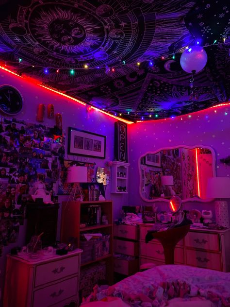 led lights tapestry photo wall chaos core vibe room decor chill hippie Room Chill Aesthetic, Cool Teenage Rooms, Trippy Aesthetic Bedroom Ideas, Aesthetic Rooms Dark, Trippy Bedroom Decor Room Ideas, Euphoria Room Inspiration, Neon Room Design, Big Room Ideas Bedrooms Teens Aesthetic, Dark Led Room Aesthetic