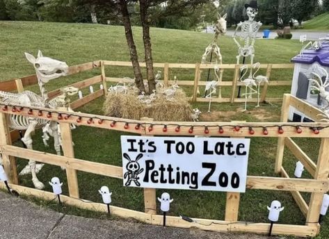 Trunk Or Treat Ideas With Skeletons, Skeleton Trunk Or Treat, Skeleton Trunk Or Treat Ideas, Skeleton Ideas, Halloween Outside, Creepy Halloween Decorations, Petting Zoo, Scary Halloween Decorations, Halloween Yard