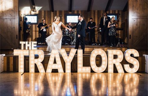 Wedding Name Lights, Light Up Signs For Wedding, Name In Lights Wedding, Wedding Signs Light Up, Diy Wedding Marquee Letters, Marque Letters Wedding, Last Name Light Up Wedding Signs, Light Up Block Letters Wedding, Marquee Letters Wedding Receptions