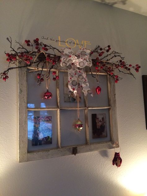 Old Window Frame Christmas Ideas, Window Pane Christmas Decor, Window Christmas Decor, Christmas Window Decor, Windows Christmas, Xmas Window, Antique Window, Window Christmas, Old Window Frame