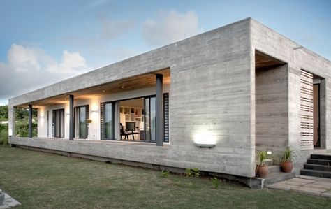 rectangular concrete house rethink 4 - Trendir Precast Concrete House, Concrete House Plans, Concrete Home Design, Prefab Home Kits, Concrete Bedroom, Modern Desert Home, Concrete House Design, Cement House, Cement Home