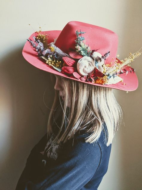 Cowboy Hat Floral Arrangement, Floral Cowboy Hat, Cowgirl Hat With Flowers, Diy Kentucky Derby Hat Ideas, Cowboy Hat With Flowers, Western Pinup, Diy Kentucky Derby Hat, Burn Hats, Witchy Hats