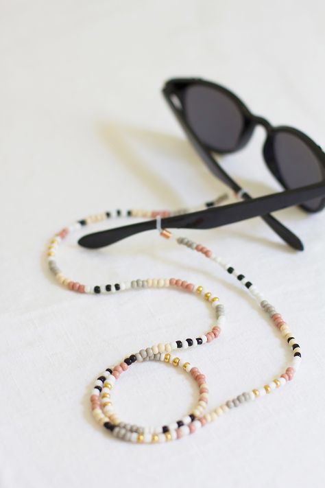 The 15 DIY you need for the summer Beaded Sunglasses, Sunglasses Strap, Pulseras Diy, Pola Gelang, Gelang Manik, Beaded Necklace Diy, Sunglass Chain, 15 Diy, Eyeglass Chain