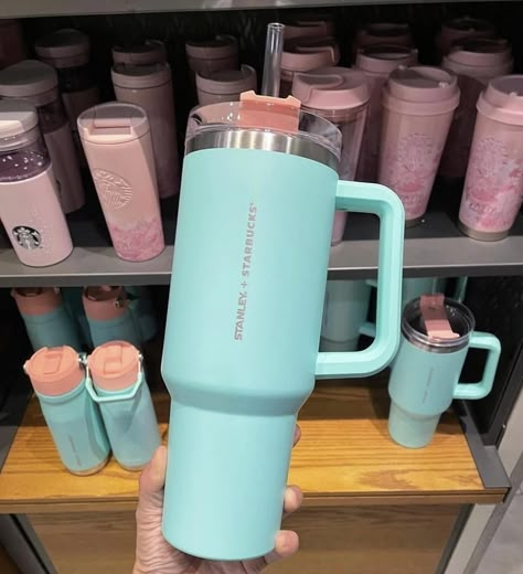 Trendy Water Bottles, Cute Coffee Cups, Coffee Smoothie, Starbucks Secret Menu, Starbucks Drinks Recipes, Cute Water Bottles, Stanley Quencher, Starbucks Recipes, Starbucks Tumbler