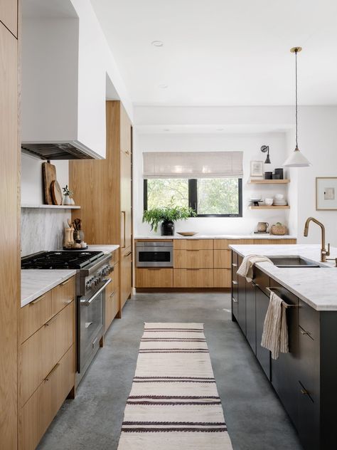 Finley — Jenna Barton Interior Design Earthy Living Room, Galley Kitchens, Kabinet Dapur, Casa Vintage, Mid Century Modern Kitchen, Austin Homes, Kitchen Inspiration Design, Contemporary House Design, Counter Tops