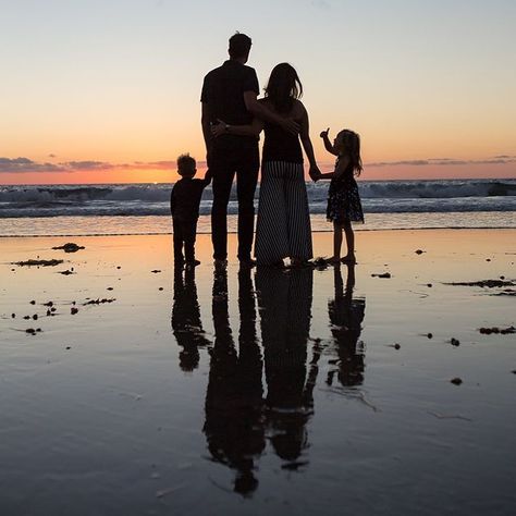 I do love a good sunset silhouette at the beach. Perfect idea for a family photo session for four. Family portraits ideas for a san diego vacation Family Photos Silhouette, Perfect Family Picture, Family Vacation Photography, Beach Silhouette Photography, Family Vacation Picture Ideas, Family Sunrise Beach Pictures, Family Sunset Beach Pictures, Family Vacation Photo Ideas, Family Shadow Picture