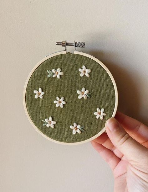 Green Linen Fabric, Bamboo Embroidery, Diy Embroidery Designs, Embroidery Tshirt, Hand Embroidery Videos, Diy Embroidery Patterns, Flowers Embroidery, Handmade Embroidery Designs, Embroidery Stitches Tutorial