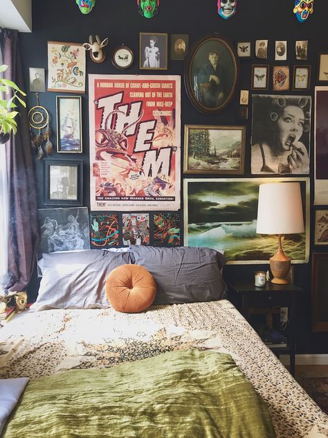 Boho Video Game Room, Urban Maximalist Decor, Olivecore Aesthetic, Punk Apartment Aesthetic, Punk Living Room, Room Plants Decor, Eclectic Maximalism Bedroom, Eclectic Grunge, Eccentric Bedroom