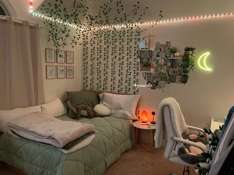 Aesthetic Teenage Bedroom, Cute Room Ideas Green, Room Ideas Full Room, Room Ideas Square Bedroom, Room Inspiration Aesthetic Minimalist, Twin Bedroom Ideas Aesthetic, Light Green And Grey Bedroom, Aesthetic Bedroom Big, Cute Bedroom Colors