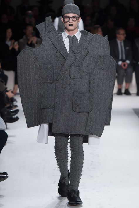 Thom Browne Menswear Fall 2017 Thom Browne Menswear, Young Mens Fashion, Extreme Fashion, Modern Mens Fashion, Sculptural Fashion, Conceptual Fashion, Textiles Fashion, Mens Fall, Menswear Collection