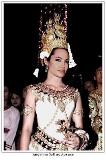 Angelina Jolie as Khmer Apsara. very beautiful Cambodian Apsara, Angelina Jolie Dress, Khmer Tattoo, Cambodian Clothes, Cambodian Dress, Cambodian Wedding, Dancing Clothes, Brad Pitt And Angelina Jolie, Thai Costume