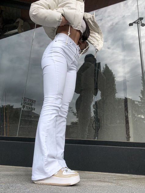 White Flare Jeans Outfit Aesthetic, White Flared Jeans Outfit Winter, Low Rise White Flare Jeans Outfit, White Bootcut Jeans Outfit Summer, White Jeans Flare Outfit, White Flares Outfit, White Bootcut Jeans Outfit, Ripped Jeans Outfit Aesthetic, Bootcut Jeans Outfit Summer