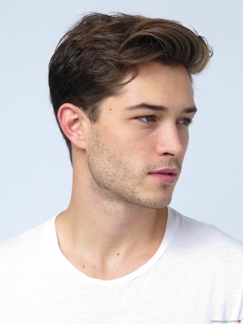 Classic Mens Haircut, Mens Haircuts Straight Hair, Mens Medium Length Hairstyles, Classic Mens Hairstyles, Classic Haircut, Wavy Hairstyles Medium, Mens Hairstyles Medium, Mens Hairstyles Thick Hair, Wavy Hair Men