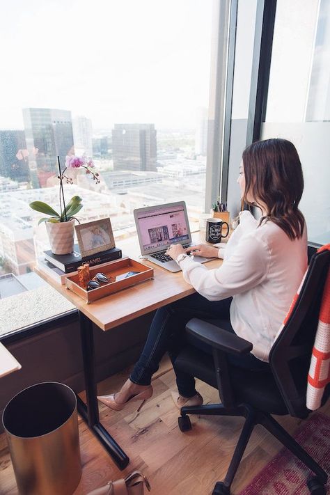 Our WeWork Office Tour! - See how the House of Harper Team spends their day at this amazing workspace! #office #wework #boss Houston Galleria, Work Office Decor, Business Photoshoot, Inspire Me Home Decor, Foto Poses, House Blueprints, Office Interior, Branding Photoshoot, A Desk