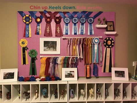 Horse show ribbon peg board wall! Display Horse Show Ribbons, Horse Ribbons Display Ideas, Horse Show Ribbon Display, Equestrian Chic Decor, Horse Ribbon Display, Horse Awards, Show Ribbon Display, Awards Display, Basic Room