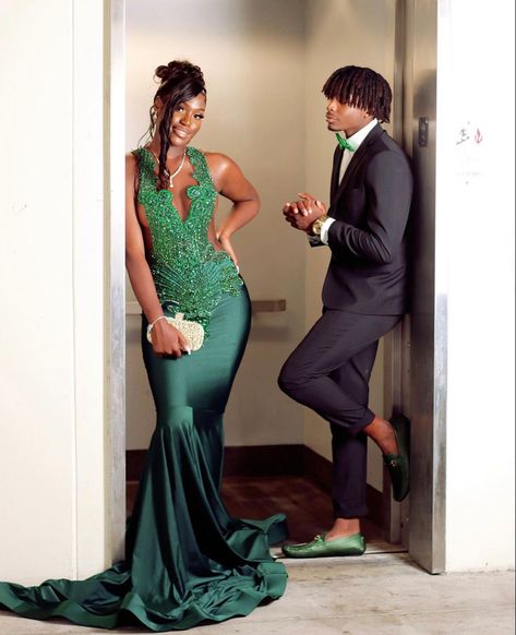 Prom Poses Couples Same Height, Prom Pictures Black People, Dark Green Prom Couple, Prom Dates Couples, Green Prom Couple, Prom Shoot, Prom Pictures Couples Black, Couple Prom, Prom Dates