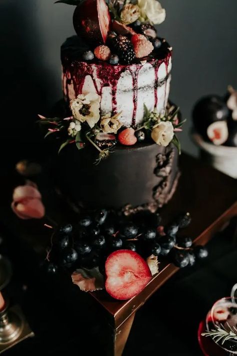 Yalda Cake, Wedding Cake Dark, Thirty Party, Spain Ranch, Haunted Wedding, Gothic Wedding Cake, Natural Cake, Fruit Wedding Cake, Dark Romantic Wedding