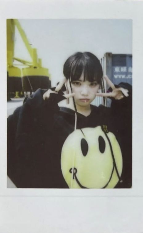 Chaewon Polaroid, Lesserafim Antifragile, Chaewon Lesserafim, Kpop Photocard, Photocard Scan, Polaroid Photos, Photo Book, Photo Cards