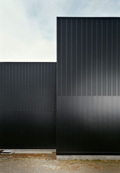 A galvanized steel secondary structure is fixed to this wall, where the steel profiles that complete the ventilated façade are bolted. The profiles are 0,6mm steel sheets, perforated and plain. Installation Architecture, Black Buildings, Black Architecture, Detail Arsitektur, Metal Facade, Architecture Building Design, Building Facade, Minimalist Architecture, Architecture Exterior