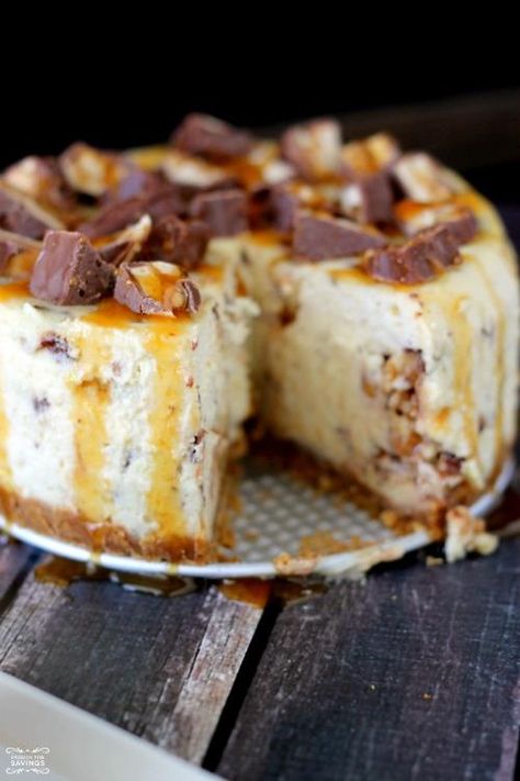 Easy Crock Pot Dessert Recipes, Snickers Recipes, Snickers Cheesecake Recipe, Snickers Torte, Snickers Recipe, Crockpot Dessert, Small Cheesecakes, Snickers Cheesecake, Recipe Crockpot