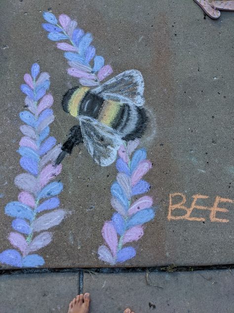 Chalk Art Festival Ideas, Chalk Doodles Sidewalk, Bee Chalk Art, Sidewalk Chalk Art Disney, Chalk Art Inspiration, Cool Chalk Art, Easy Things To Draw With Chalk, Cool Chalk Drawings, Cool Chalk Ideas