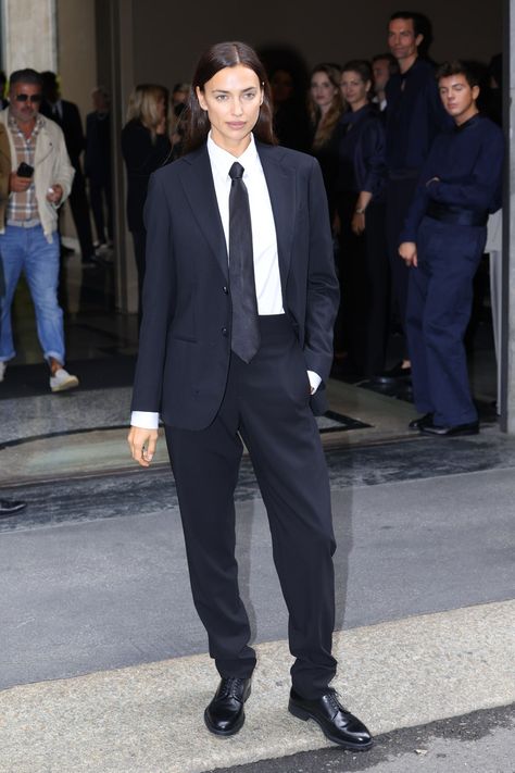 Irina Shayk Style, Tie Outfit, Transitional Fashion, Women Wearing Ties, Vogue France, Katharine Hepburn, Vogue Us, Power Suit, Monica Bellucci