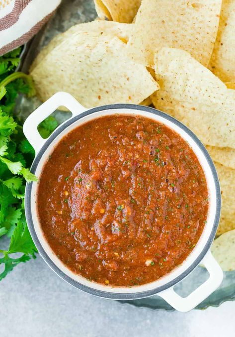 This may be the best salsa yet! Smoky chipotle salsa is a magical blend of fire roasted tomatoes, chipotle peppers in adobo, and the fresh flavors of onion, garlic, cilantro, and lime. Chipotle Pepper Recipes, Salsa Easy, Herb Blends, Chipotle Salsa, Blender Recipe, Layered Dip Recipes, Pepper Salsa, Chipotle Chili Powder, Fresh Tomato Recipes