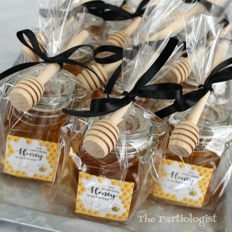 Honey Bee Theme Gifts, Honey Jar Ideas, Honey Jar Gift Ideas, Mini Honey Jars, Honey Bee Table Decor, Bee Themed Party Favors, Honey Themed Food, Honey Marketing, Honey Gift Ideas